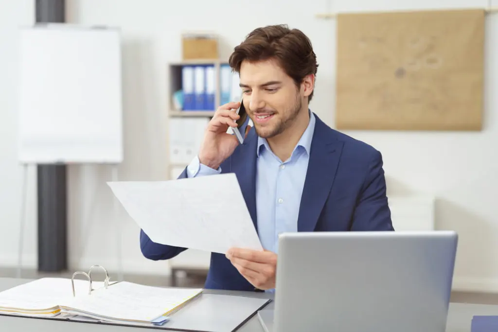 Profesional revisando documentos durante una consulta legal