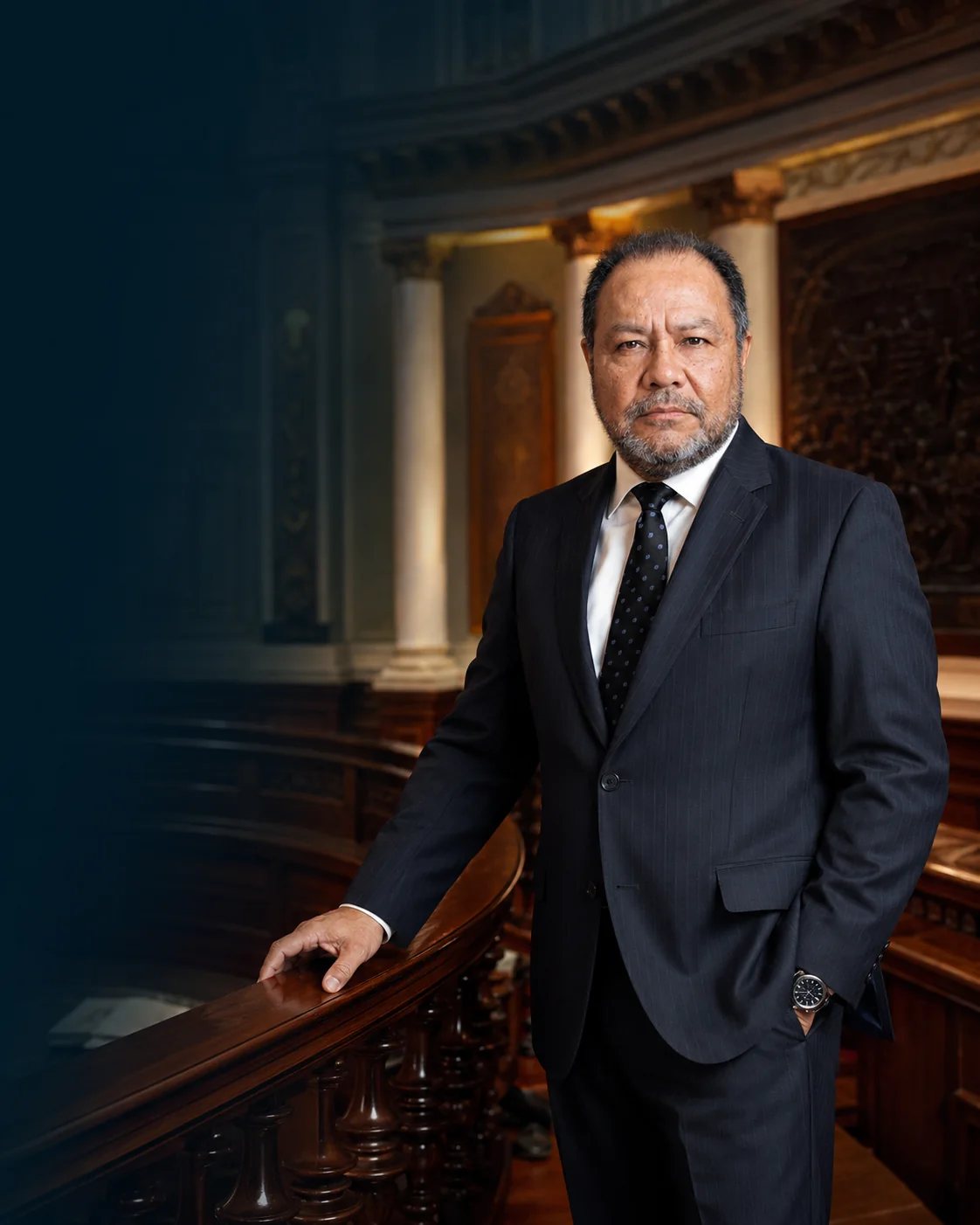 Retrato solemne del abogado en un entorno institucional